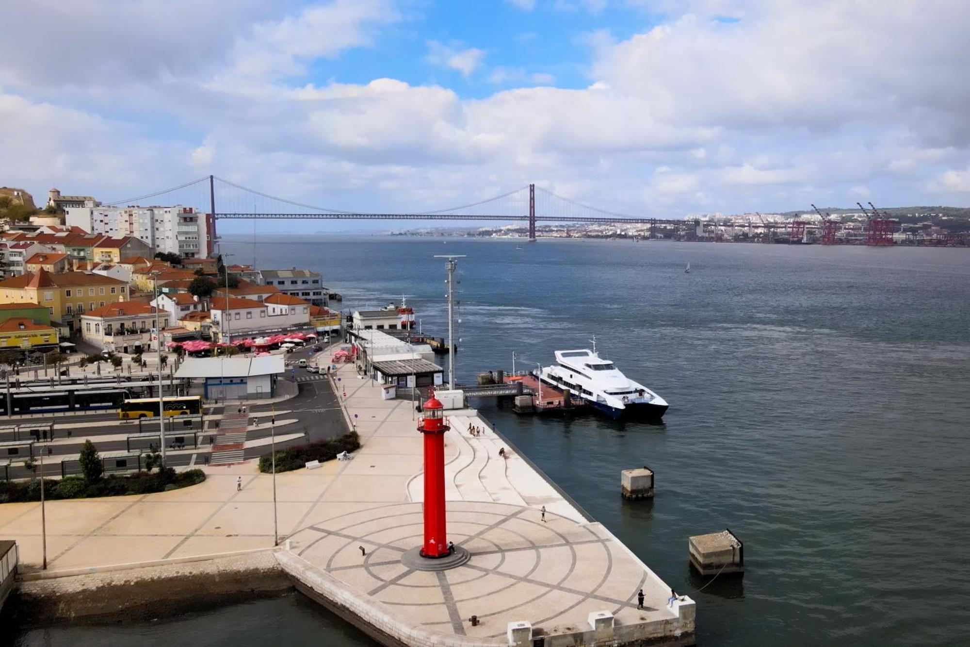 Cacilhas Riverview! Almada Esterno foto